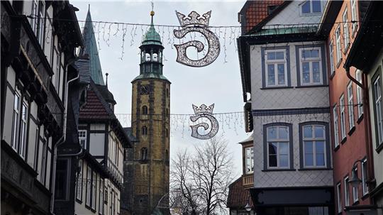 Eine Lichterkette hängt zwischen den Häusern in Goslar.
