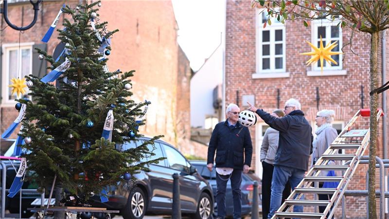 Die Weihnachtsdeko in der Altstadt von Leer sorgt für Gesprächsstoff bei Passanten. 