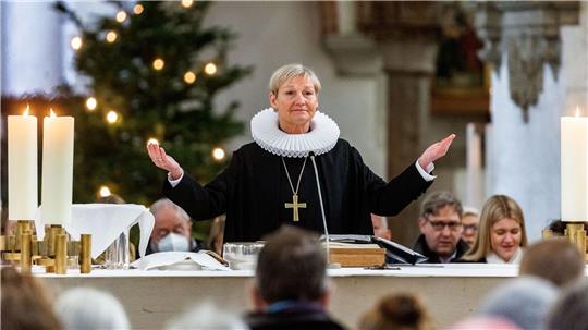Die Weihnachtsgeschichte nehme der Ohnmacht die Macht, sagt die EKD-Ratsvorsitzende Kirsten Fehrs. (Archivbild)