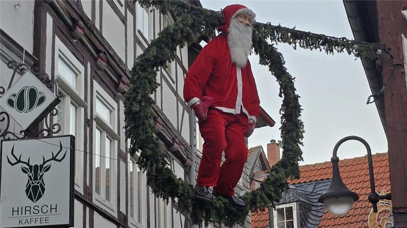 So langsam verwandelt sich Goslar in eine Adventsstadt Die Weihnachtsmänner zieren den Schuhhof.