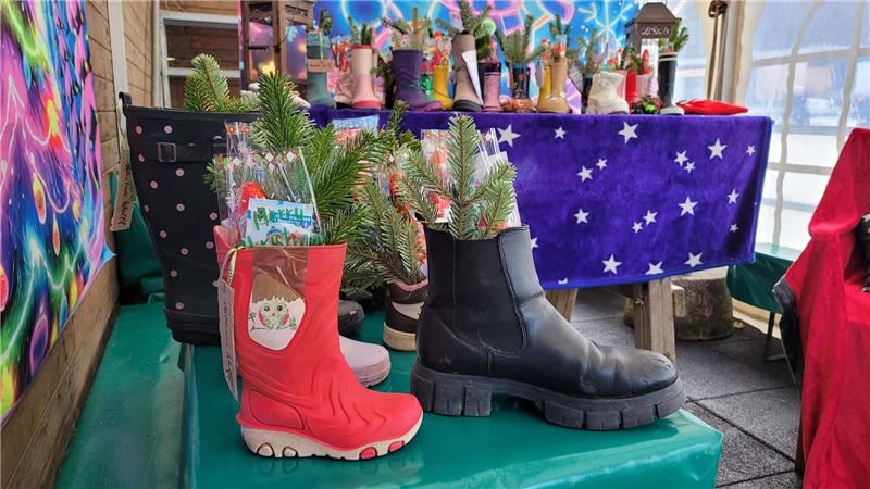 Er hat es wieder getan: Nikolaus-Flyby am Bad Harzburger Burgberg Die Weihnachtswichtel der Bad Harzburger Eisbahn haben liebevoll alle zuvor abgegebenen Kinderstiefel gefüllt.