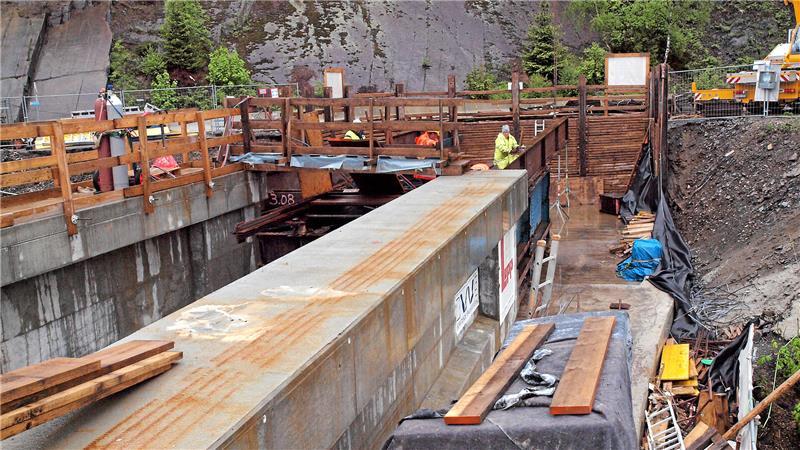 Schulenberg: Wie auf alten Pfeilern die neue Bramkebrücke entsteht Die Weißwasserbrücke wird vor mehr als zehn Jahren aufwendig im Taktschiebeverfahren saniert.