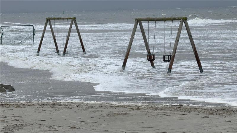 Die Wellen reichten auf Norderney teilweise bis an die Dünen, auch ein Spielplatz stand unter Wasser.