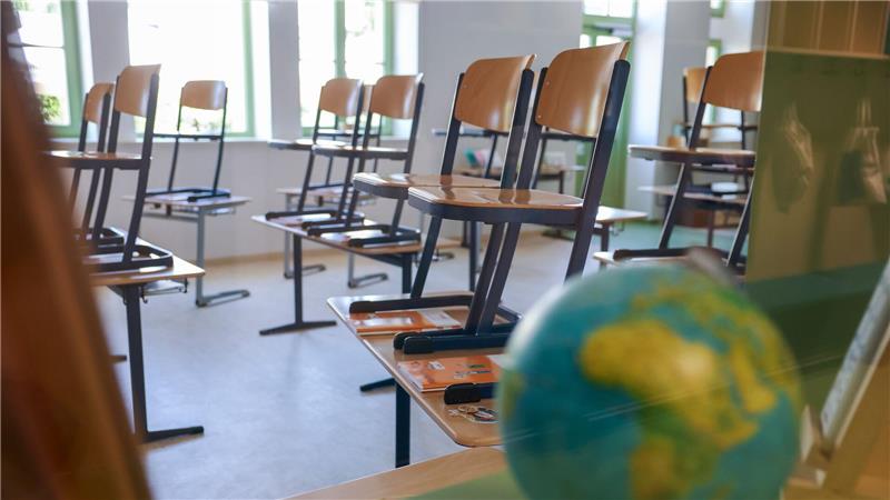 Die Welt im Blick: Schülerinnen und Schüler fordern früheren Politikunterricht. (Symbolbild)