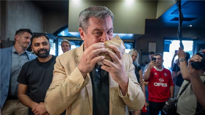 Die Weltlage sei ernst geworden - das will Bayerns Ministerpräsident Markus Söder (CSU) künftig auch bei seinen Social-Media-Auftritten berücksichtigen - und nicht mehr ganz so viele Döner-Fotos posten (Archivbild). 