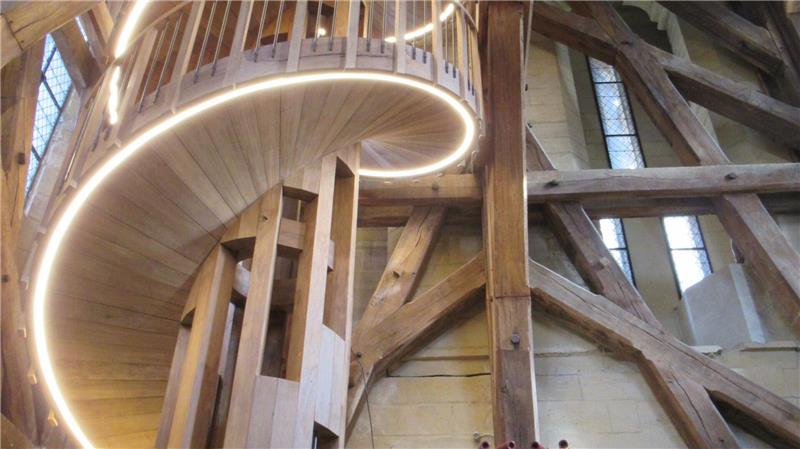 Wiedereröffnung der Notre-Dame-Türme: Monumentales Comeback Die Wendeltreppe aus massiver Eiche ist 21 Meter hoch und 20 Tonnen schwer und gilt als ein Meisterwerk der Zimmermannskunst.