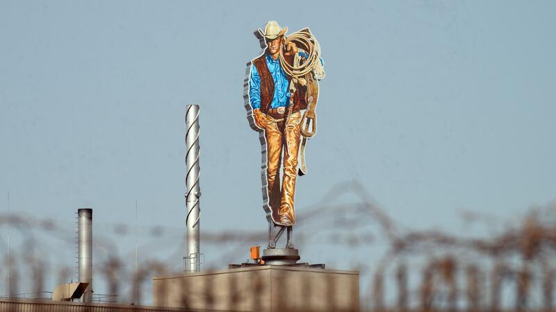 Die Werbefigur der Zigarettenmarke Marlboro, der „Marlboro-Mann“, steht auf dem Gebäude der Philip Morris GmbH.