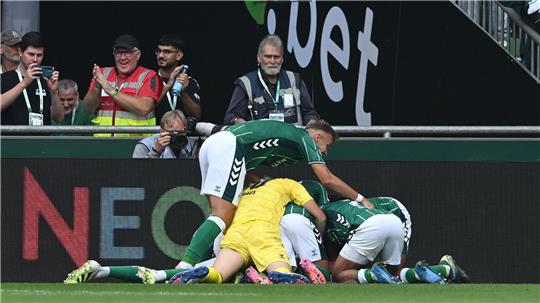 Die Werder-Spieler bejubeln das späte 3:3 gegen Leverkusen.
