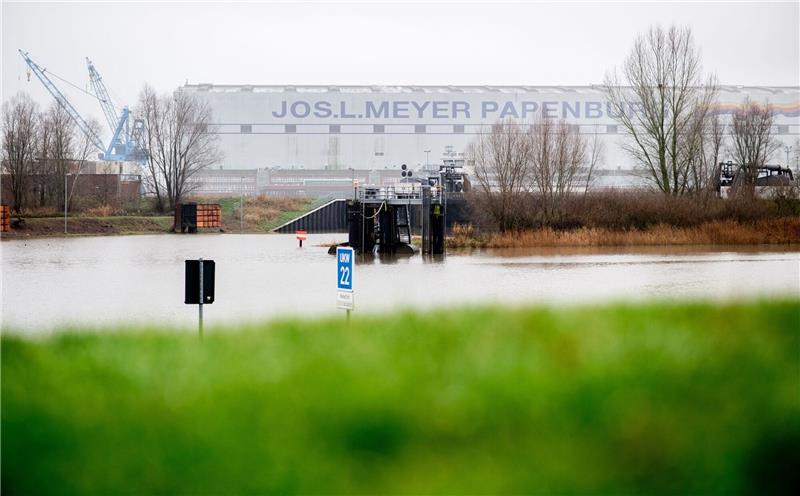 Die Werfthallen der Meyer Werft stehen nahe der Ems am Stadtrand.
