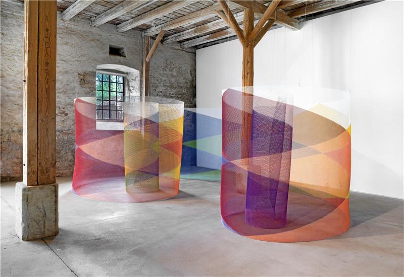 Schloss Derneburg: Maximaler Genuss von Minimal Art Die Werke der brasilianisch-japanischen Künstlerin Lydia Okumura werden bis zum 23. April auf Schloss Derneburg gezeigt. Die faszinierende Arbeit „Labyrinth“ ( 1984/2017) kann begangen werden. Foto: Roman März/Courtesy: Hall Art Foundation © Lydia Okumura