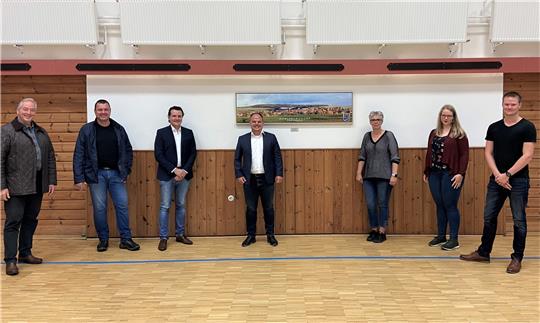 Die Werlaburgdorfer CDU-Kandidaten stellen sich auf (v.l.). Für den Kreistag: Frank Oesterhelweg (MdL); für den Ortsrat: Thomas Klann, Jörn Alpers, Tobias Schliephake, Tanja Mävers, Wiebke Oesterhelweg und Niclas Schlechtweg.  Foto: Privat