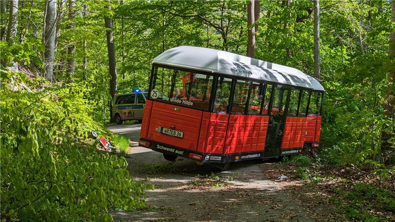 Die Wernigeröder Schlossbahn steht quer. Bei einem Unfall der Schlossbahn sind zehn Menschen verletzt worden, einer davon schwer. Foto: picture alliance/dpa/NEWS5 | Christian Grube