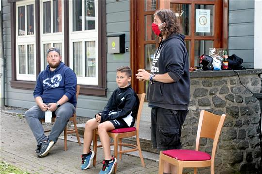 Die Werwölfe von Düsterwald: Über Corona hat sich aus einem Ferienpass-Angebot eine beliebte Aktion entwickelt. Alle zwei Wochen treffen sich Jugendliche, um mit Stadtjugendpfleger Björn Schweda (links) das Rollenspiel zu spielen. Archivfoto: Knoke