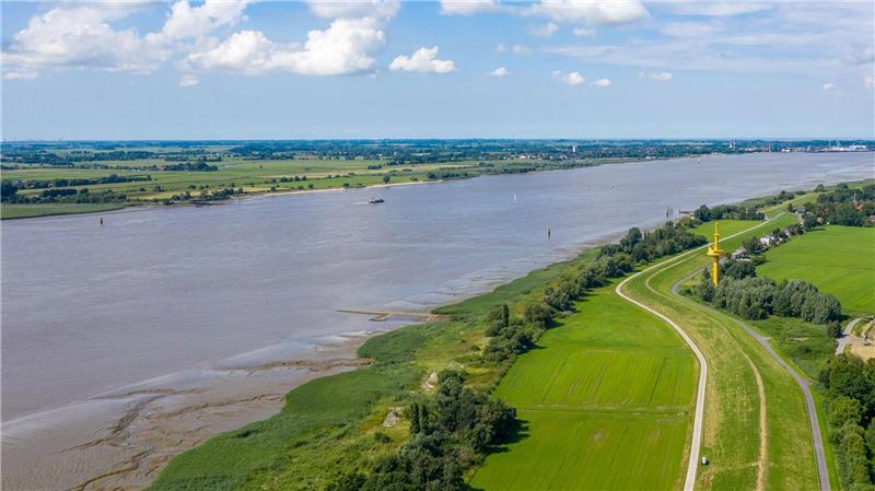 Die Weser nördlich von Bremen: Nur drei Prozent der Gewässer in Niedersachsen sind laut BUND in gutem Zustand. (Archivfoto)