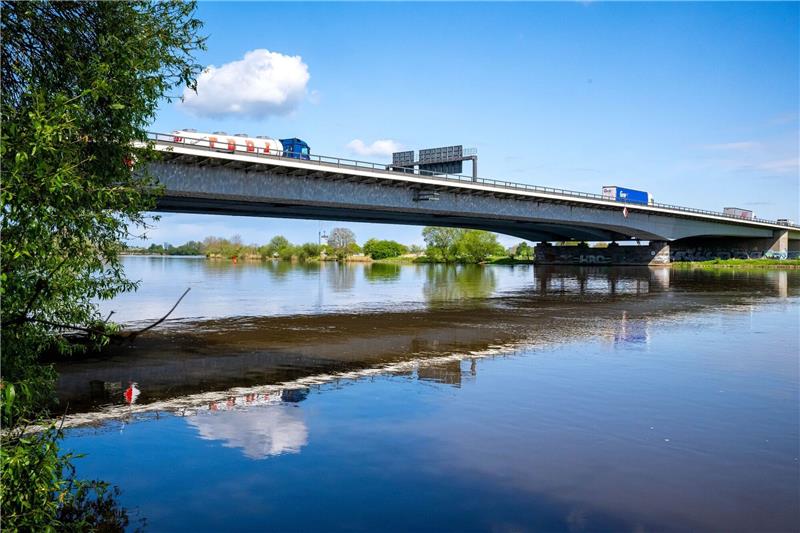 Die Weserbrücke im Verlauf der A1 zwischen den Anschlussstellen Hemelingen und Arsten nahe Bremen.