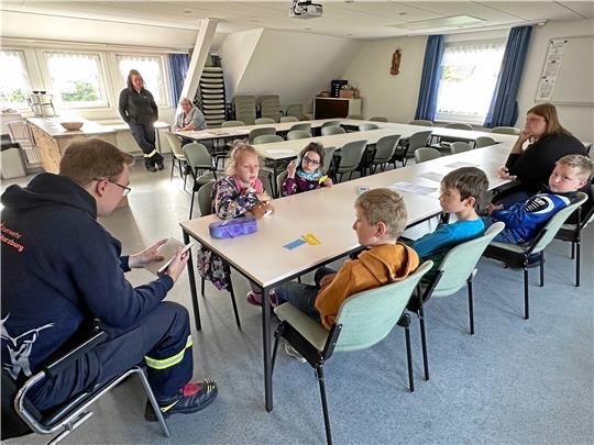 Die Westeröder Feuerwehr ist schon traditionell beim Vorlesetag mit dabei. Im Spritzenhaus gibt es Geschichten „rund um die Feuerwehr“.Foto: Schlegel