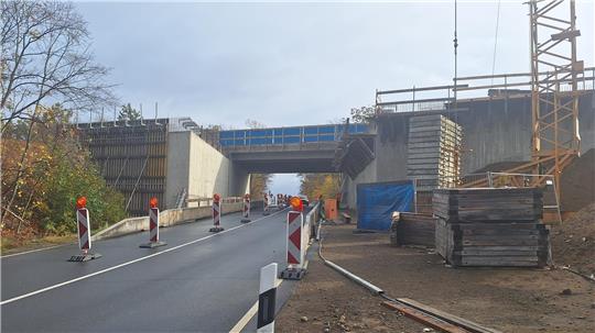 Ein aktuelles Bild von der Brückenbaustelle, aufgenommen von der K46 aus. Die Widerlager für den zweiten Teil der neuen Autobahnbrücke über die K46 sind vorbereitet, nun steht die Montage an. 