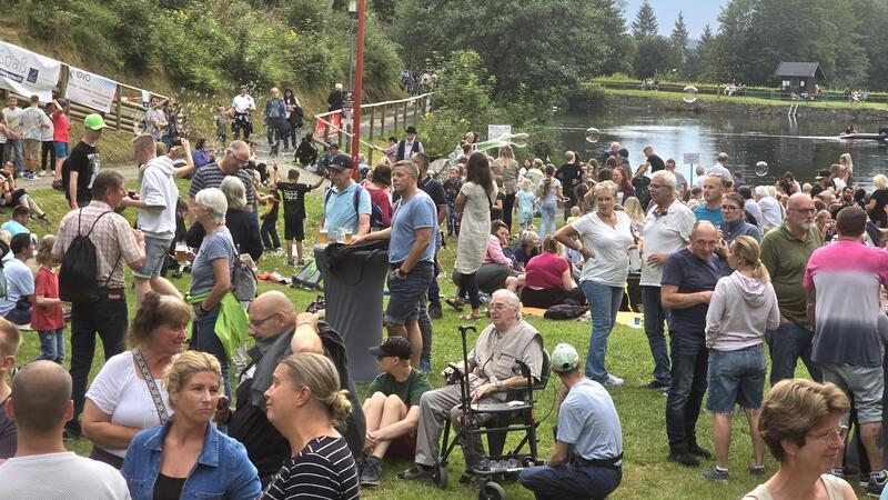 Seifenblasenkünstler verzaubert beim Altenauer Lichterfest Die Wiesen rund um den Okerteich füllen sich mit mehreren hundert Menschen, die die Lichtshow nicht verpassen wollen.