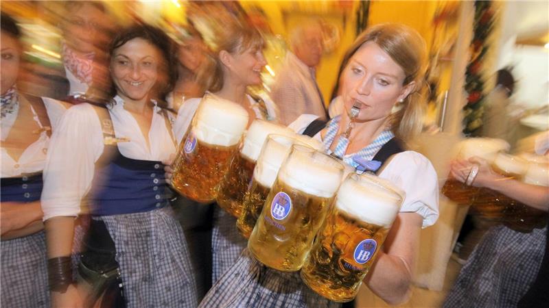 Die Wiesnmaß knackt in diesem Jahr die 15-Euro-Marke. (Archivbild)