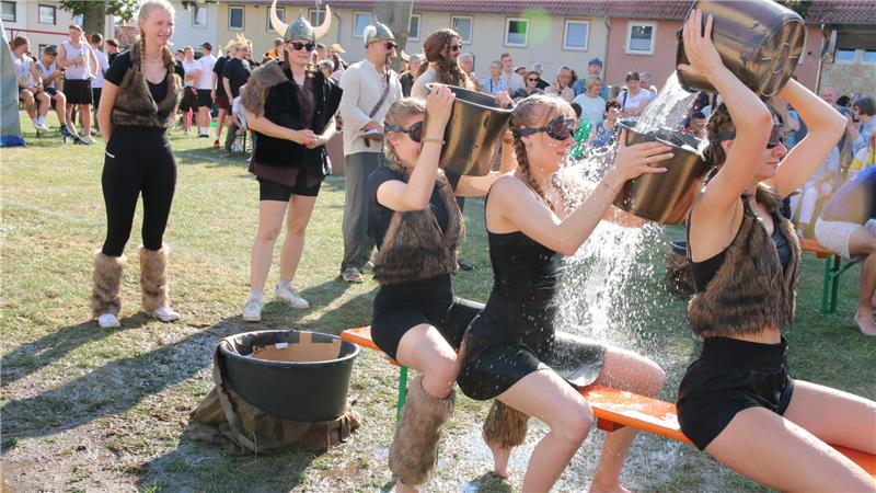 Dorffest in Othfresen mit Wikingerangriffen und Glaubensbekenntnis Die Wikingerspiele fordern selbst die Härtesten.