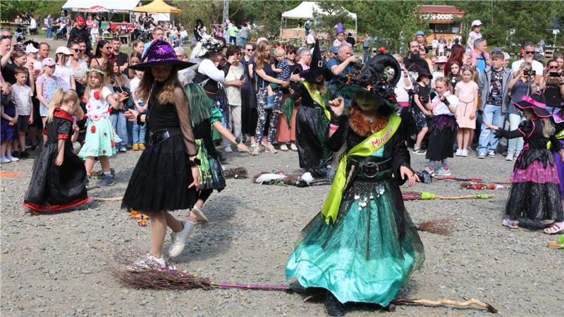 verkleidete Kinder tanzen. 