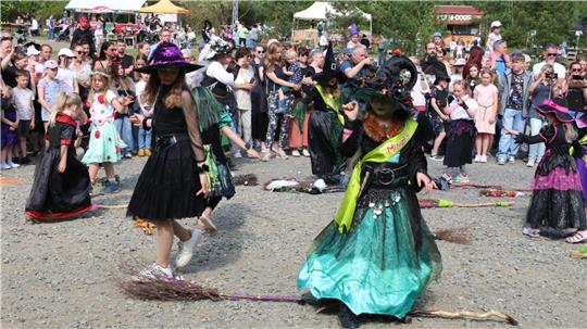 verkleidete Kinder tanzen. 