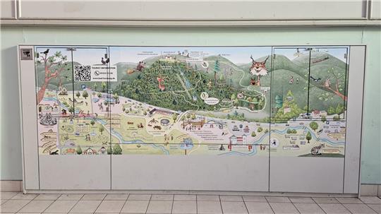 Das Bild zeigt die Wimmelbild-Karte im Bad Harzburger Bahnhofsgebäude.