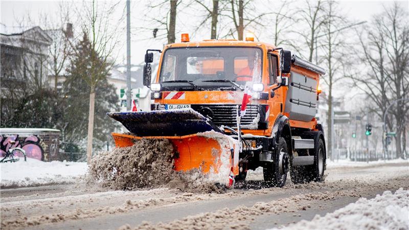 Die Winterdienste waren etwa in Niedersachsen im Dauereinsatz. 