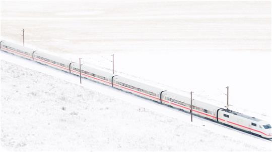 Die Winterwitterung stellt die Deutsche Bahn derzeit zwischen Berlin und Hannover vor Probleme. (Archivbild)