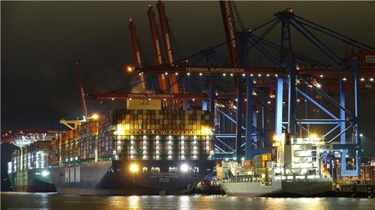 Die Wirtschaft hat sich in den einzelnen Bundesländern sehr unterschiedlich entwickelt. Hamburg, dessen Hafen hier zu sehen ist, hat zugelegt. (Archivbild) 