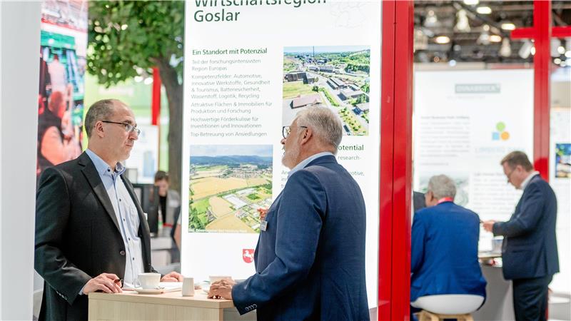 Optimismus für die Wirtschaftsregion Goslar Die Wirtschaftsförderung der Region Goslar ist vielfältig aktiv, um Unternehmen und Gründer aus der Region zu unterstützen – wie hier Wirego-Chef Dr. Jörg Aßmann bei einer Messe.