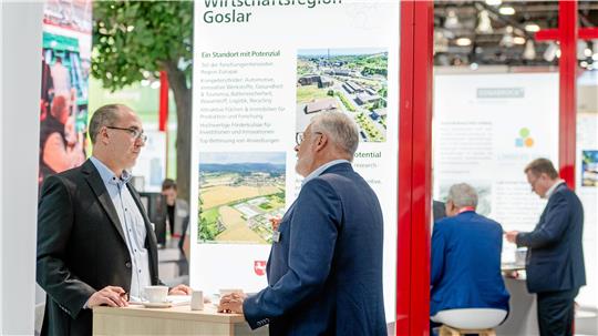 Die Wirtschaftsförderung der Region Goslar ist vielfältig aktiv, um Unternehmen und Gründer aus der Region zu unterstützen – wie hier Wirego-Chef Dr. Jörg Aßmann bei einer Messe.