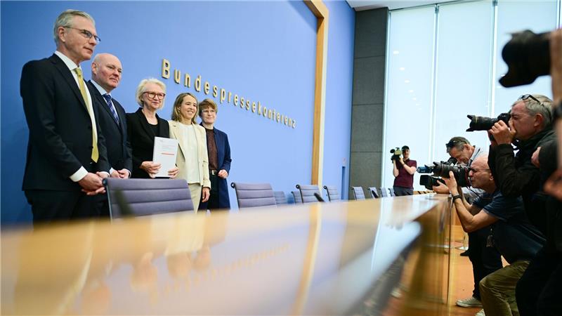 Wirtschaftsweise senken Prognose - Last für neue Koalition Die Wirtschaftsweisen Martin Werding (v.l.), Achim Truger, Monika Schnitzer (Vorsitzende), Ulrike Malmendier und Veronika Grimm haben keine guten Nachrichten für die Regierung.