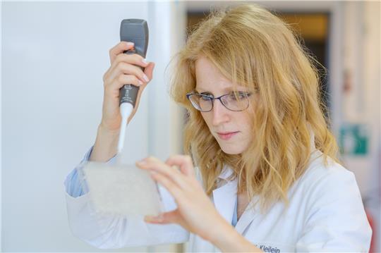 Die Wissenschaftlerin Katharina Kleilein pipettiert im Labor des Life-Science-Unternehmens Yumab Antikörper auf eine Elisa Platte. Das Startup-Unternehmen forscht zur Entwicklung menschlicher Antikörper und versucht so Medikamente gegen Covid-19 zu entwickeln. Foto: picture alliance/dpa | Ole Spata