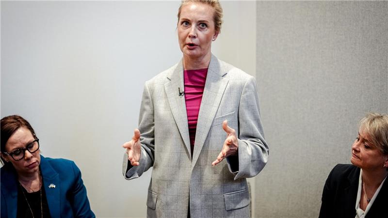 Die Witwe des russischen Oppositionsführers Alexej Nawalny, Julia, fordert bei einem Auftritt mit Außenminister Johann Wadephul (CDU) und dessen Kolleginnen und Kollegen aus Großbritannien, Schweden und den Niederlanden, dass Kremlchef Wladimir Putin für den Tod ihres Mannes zur Rechenschaft gezogen werden solle.