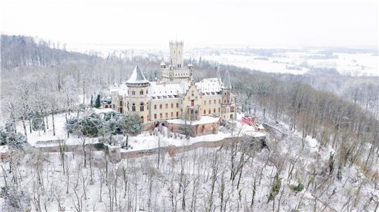 Die Woche beginnt vielerorts mit Schnee wie hier an Schloss Marienburg.
