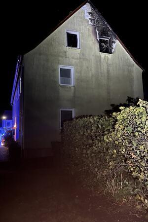 Wohnungsbrand in Bündheim: Bewohner evakuiert, Polizei ermittelt Die Wohnungen sind kurz nach dem Brand unbewohnbar.