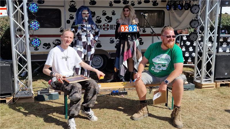 Die Wohnzimmerbühne verwandelt sich kurzzeitig in eine Quizbühne.