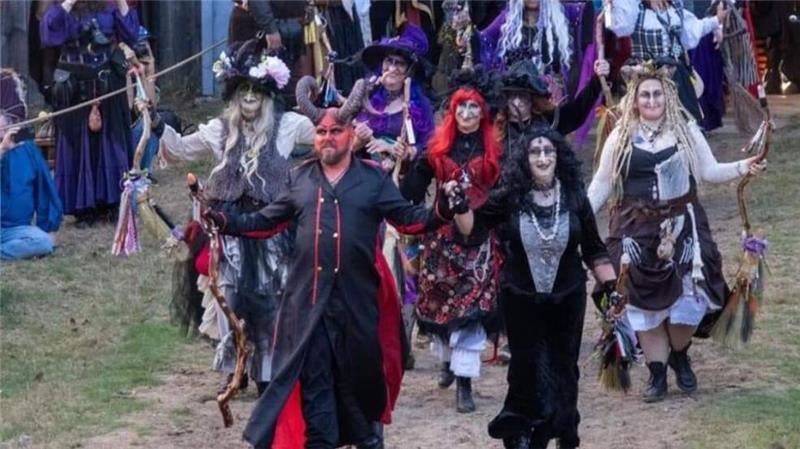 Düstere Delegation aus dem Harz Die Wolfshäger Delegation bei der „King Richard´s Faire"-Parade in Salem.
