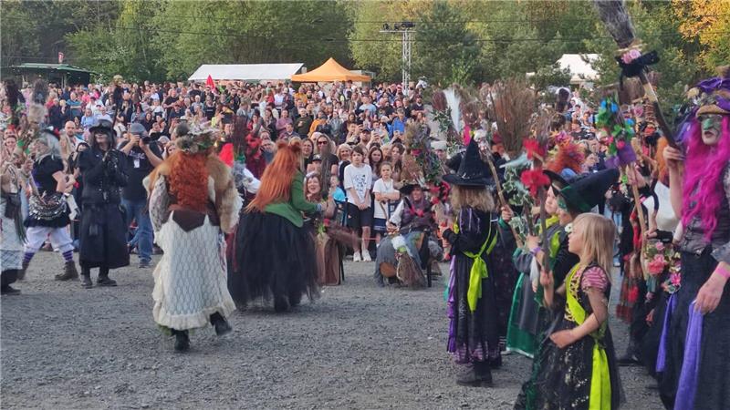Die Wolfshäger Hexenbrut bittet zum Eröffnungstanz.