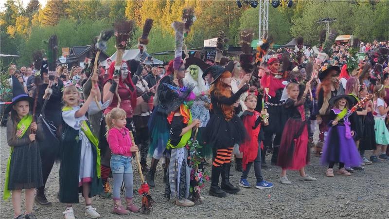 Die Wolfshäger Hexenbrut bittet zum Eröffnungstanz.