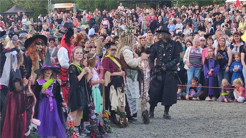 Die Wolfshäger Hexenbrut bittet zum Eröffnungstanz.