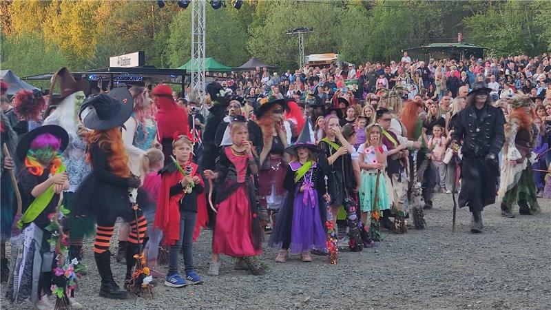 Die Wolfshäger Hexenbrut bittet zum Eröffnungstanz.
