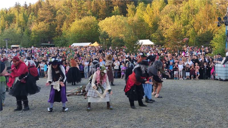 Die Wolfshäger Hexenbrut bittet zum Eröffnungstanz.