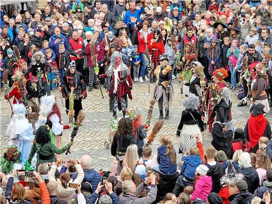 Die Wolfshäger Hexenbrut hat auf dem rappelvollen Marktplatz ihren großen Auftritt.  Fotos: Sowa