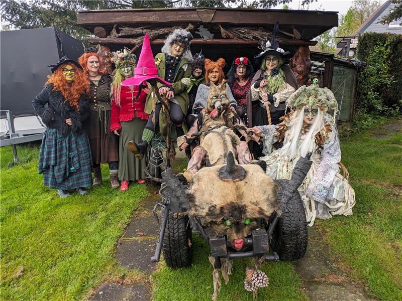 Die Wolfshäger Hexenbrut trifft sich zur Vorbereitung des anstehenden Fests. Auch das „Knatterfürzchen“ testen sie schon mal aus. Foto: Raksch
