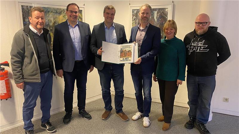Die Wolfshäger übergeben gemeinsam mit Bürgermeister Ingo Henze die Petition mit Unterschriften an den Landrat Alexander Saipa