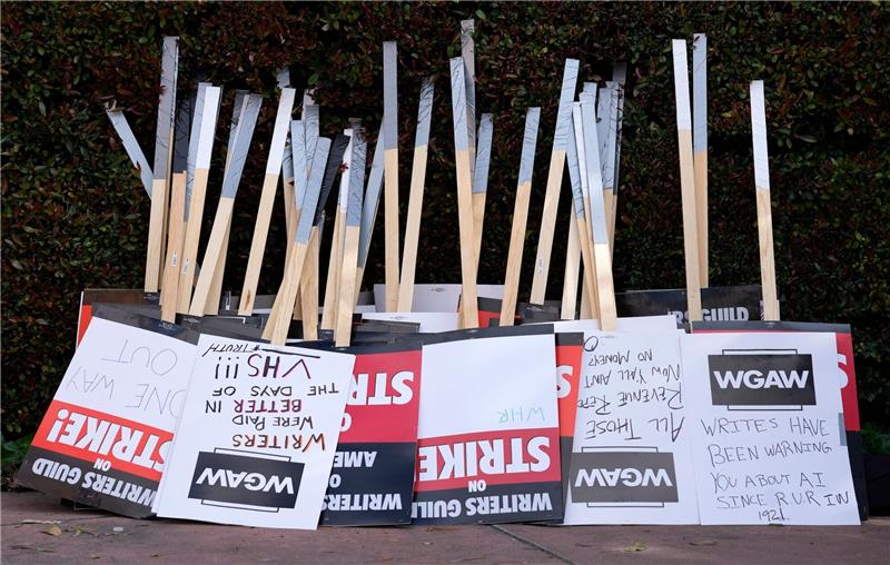 US-Drehbuchautoren und Studios finden „vorläufige Einigung” Die Writers Guild of America (WGA) stellt trotz vorläufiger Einigung klar: Niemand fange wieder an zu arbeiten, bevor die Gewerkschaft dies nicht ausdrücklich erlaube.