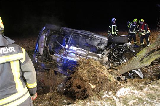 Die Wucht des Aufpralls entwurzelte einen Straßenbaum. Foto: Freiwillige Feuerwehr Gieboldehausen
