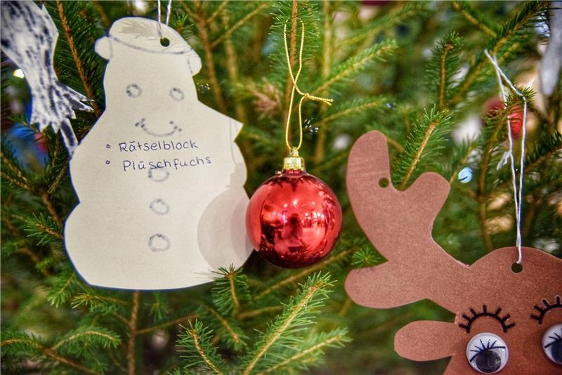 Die Wünsche am Wunschweihnachtsbaum in der Urlaubswelt Harz reichen vom Plüschfuchs bis zur Zahnbürste. Fotos: Neumann